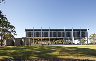 The use of structural steel framing allowed the architects to eliminate cross-bracing at ground level, thereby maximising connections between the pavilion and gardens